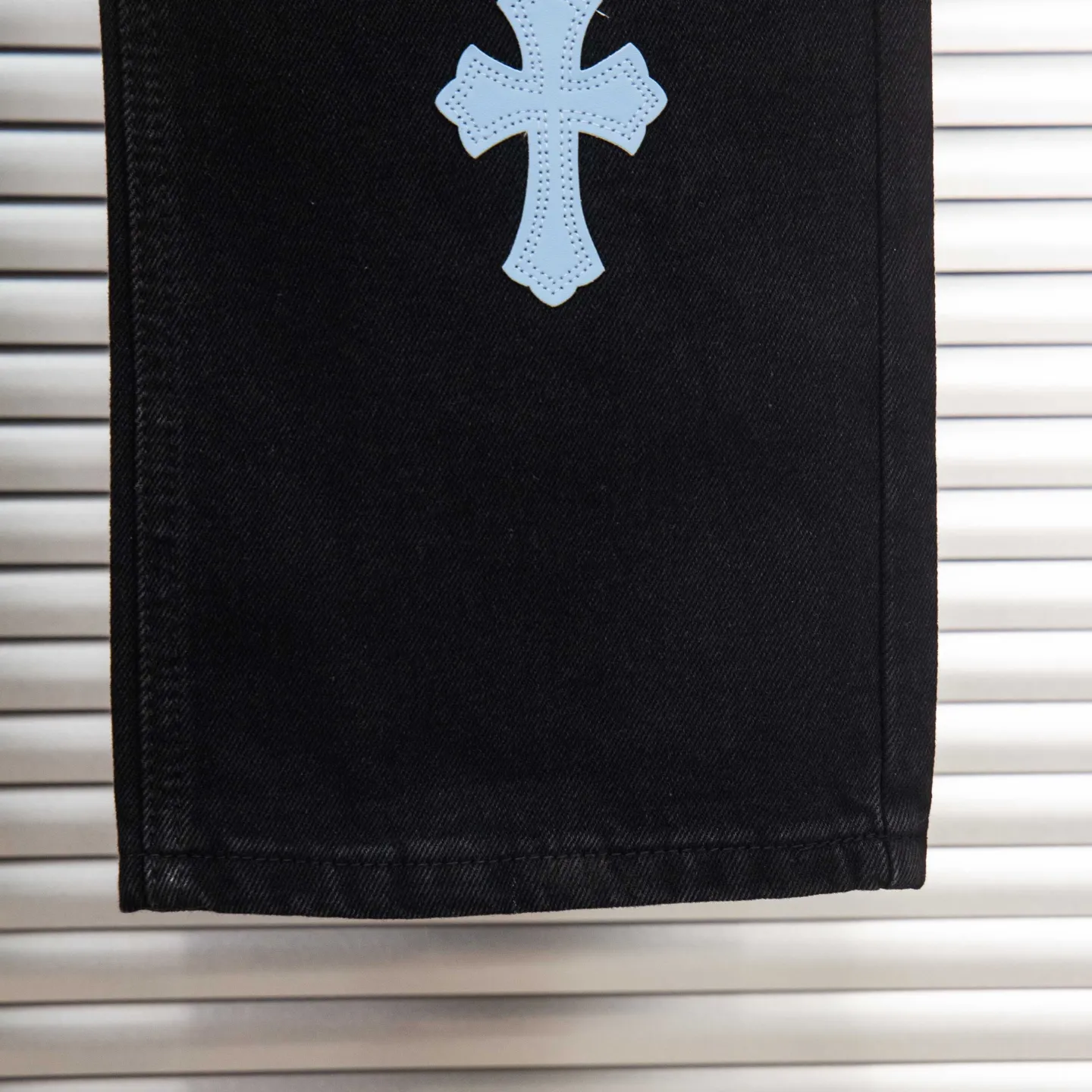 P260 Chrome Hearts Black Pants, Sanskrit Blue and White Multi-Leather Jeans. CH jeans need to be washed and then disassembled and hand-stitched with sheepskin cross leather and then spliced ​​together. The whole piece has too many craftsmanship to explain. The patchwork is decorated with cross patterns and the high-waisted washed jeans! ! Absolutely high-end luxury products, god-level single products and super popular products, made with top heavy industry, a must-see magic weapon. Customized hardware. The fabric is thick and soft after washing. It has good breathability. Customized small leather label. Unique design. The details are simple and elegant, and the workmanship is exquisite. The entire trousers are neatly routed and the details are in place! It’s so cool that both men and women can easily control the genderless trend! Style number: 1801# Color: black Size: 28 30 32 34